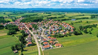 Drohnenaufnahme von einer kleinen Ortschaft