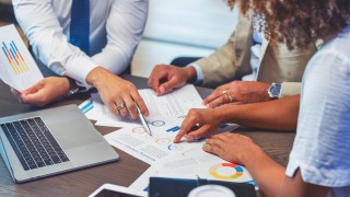 Personen besprechen Daten und Konzeptideen.