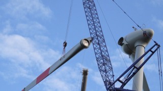 Montage eines Rotorblattes eines Windrades.