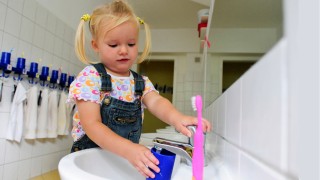 Kleines Mädchen Wasser Trinkwasser