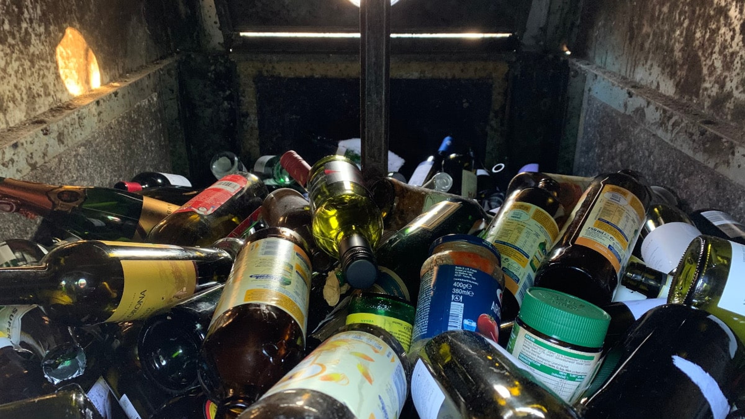 Das Altglas wird im Container gesammelt.