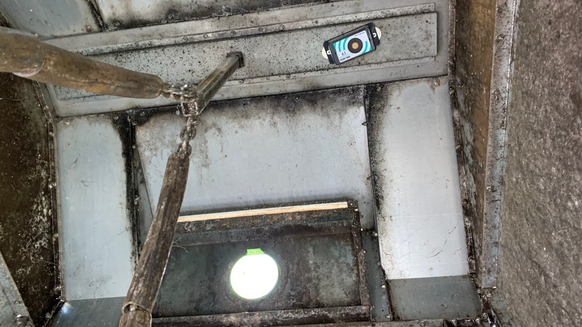 Der Füllstandsensor wird oben im Altglascontainer angebracht.