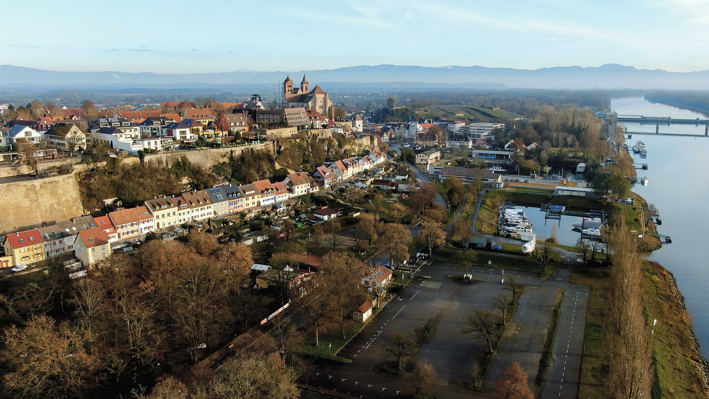 In Breisach wird der Wohnmobilstellplatz am Rhein mittels Parkraumsensorik überwacht.