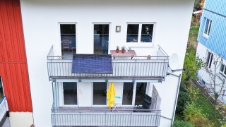 Balkonsolar-Modul an Balkongeländer