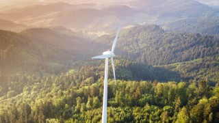 Drohnenaufnahme eines Windrads auf dem Rosskopf