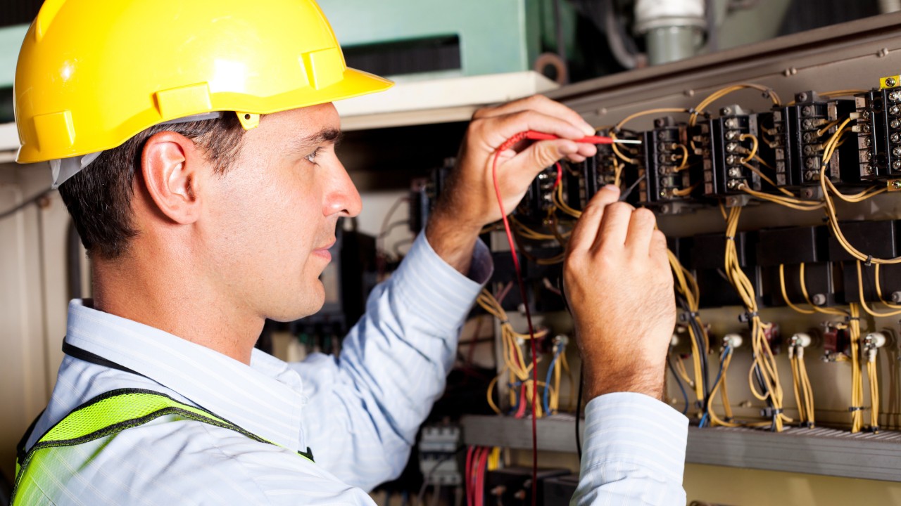 Arbeiten am Stromkasten Elektroinstallateur arbeitet an Stromkasten