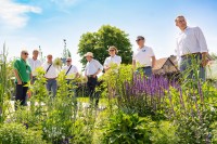 Neuenburgs Bürgermeister Schuster (links) führt über die Landesgartenschau.