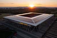 Das Solardach des Europa-Park Stadions im Sonnenuntergang. 