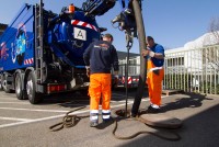 Mitarbeiter der badenova-Tochter bnNETZE bei der Wassernetzspülung