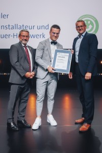 Preisübergabe an Adrian Schüler