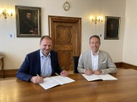 R. Lohr und H.P. Widmann bei der Vertragsunterzeichnung