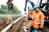 J. Bürkle-Weiss und Projektleiter H. Wölfle beim Verlegen der ersten H2-Leitung am Hochrhein